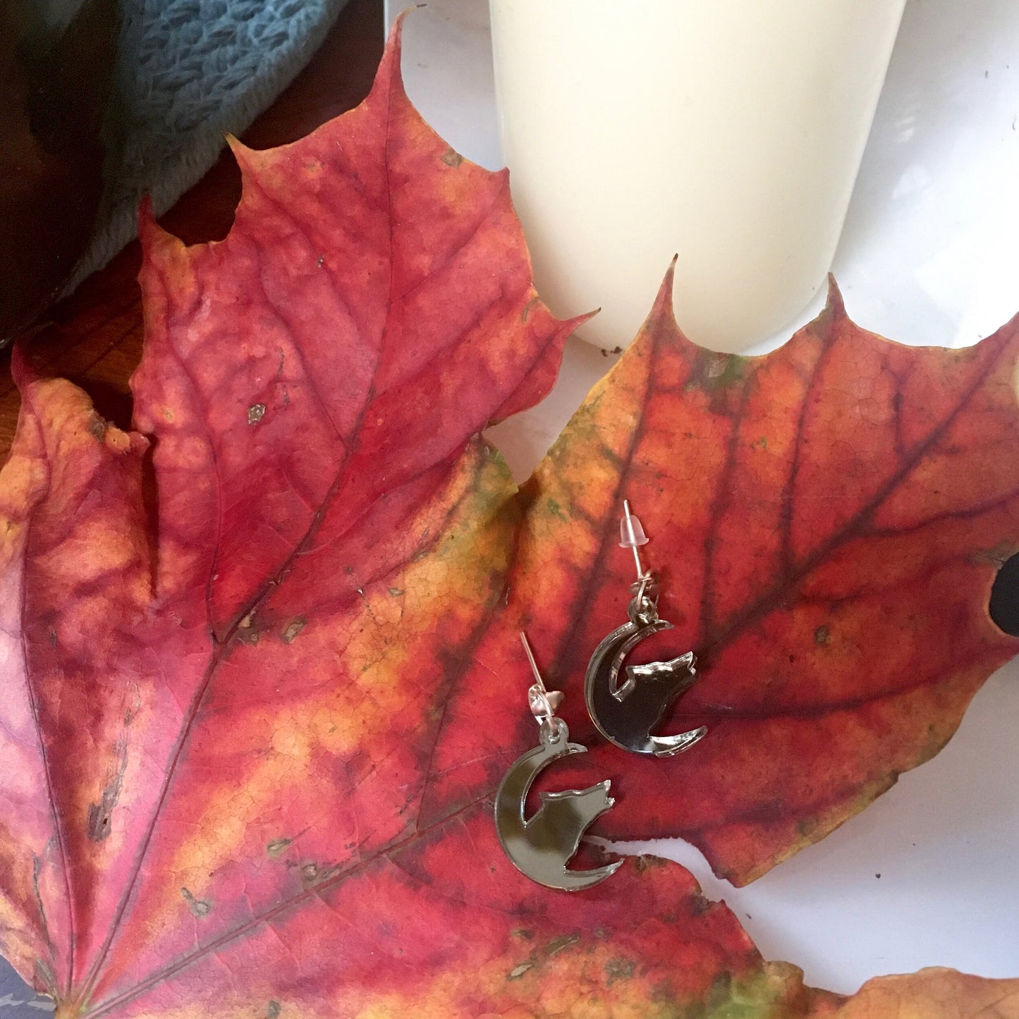 Howling wolf earrings