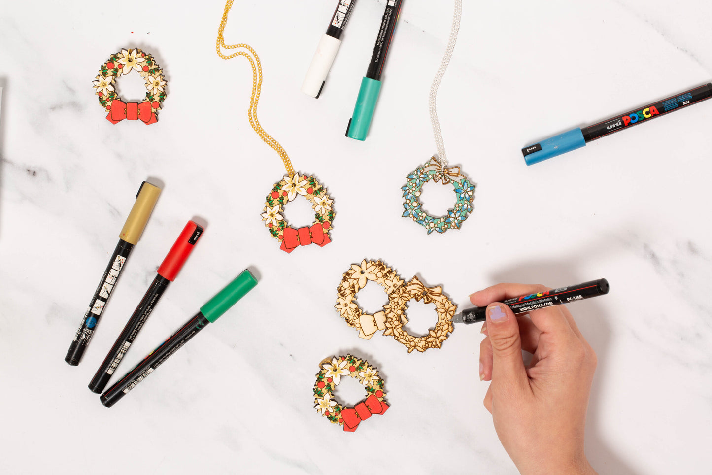 Christmas wreath earrings & necklace colouring set