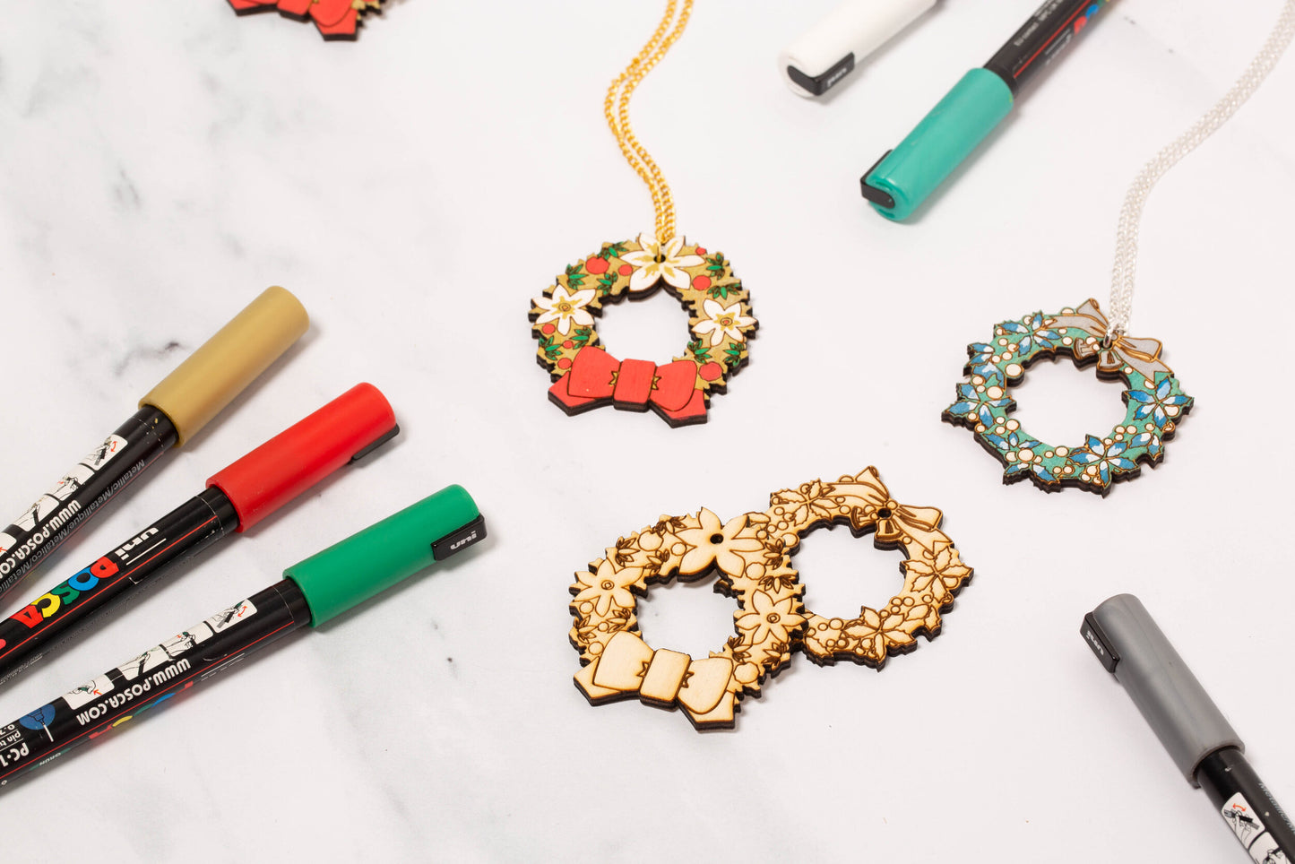 Christmas wreath earrings & necklace colouring set