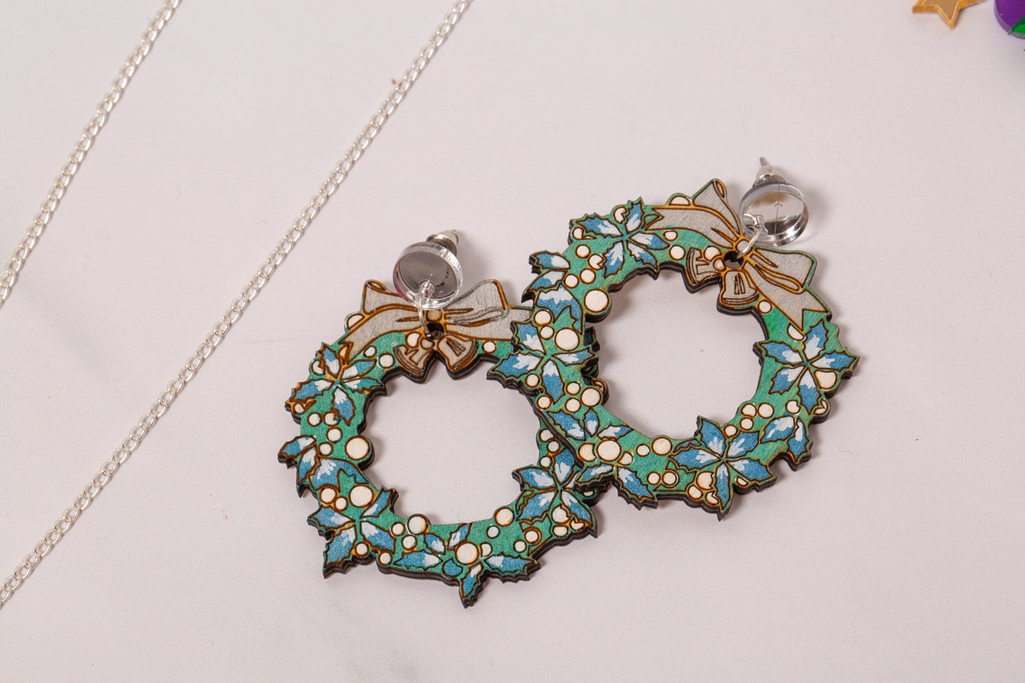 Christmas wreath earrings & necklace colouring set