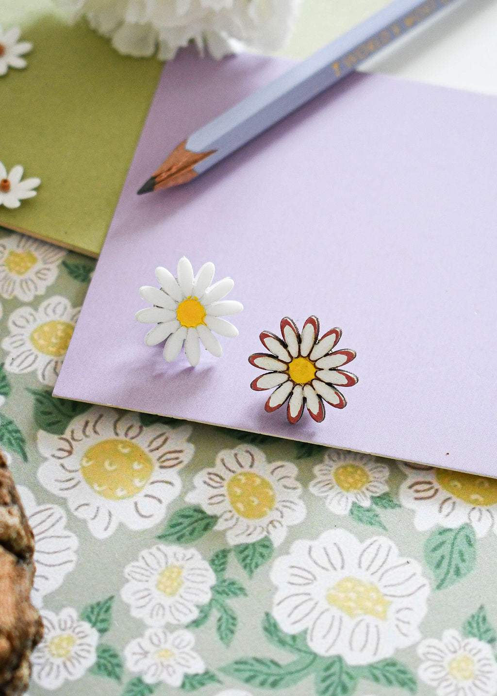 Dainty Daisy Pin Badge